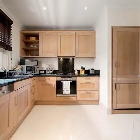 Sleeps 6 With Pool Air Con And Wifi